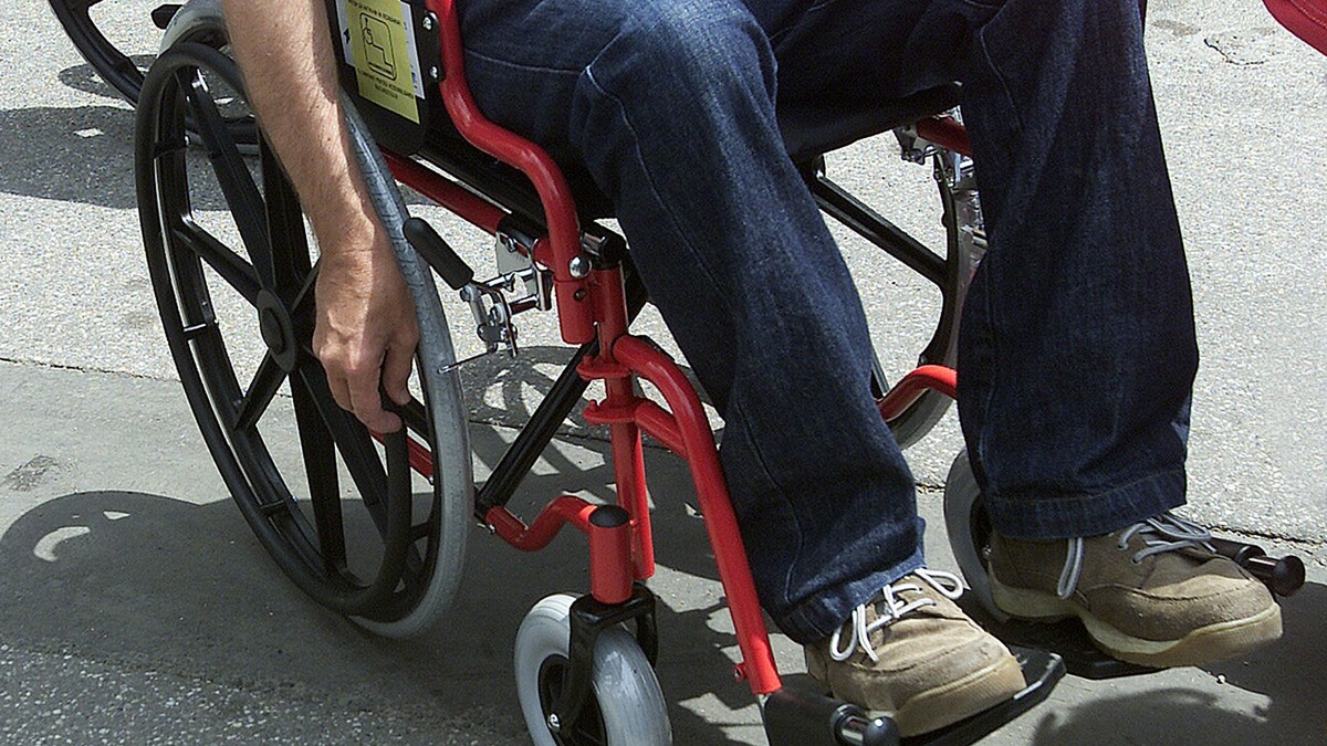 Persoană cu handicap locomotor. Fotografie cu caracter ilustrativ: Hepta