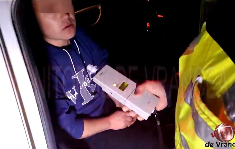 Record de infracțiuni pentru șoferul care a provocat un accident în Urechești, Vrancea. Beat fiind și cu permisul suspendat, bărbatul a rănit o tânără și a fugit de la fața locului
