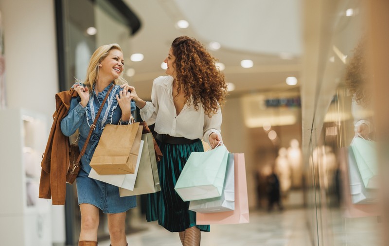 Românii au cheltuit peste 42 de miliarde de euro în marile lanțuri de retail în 2025