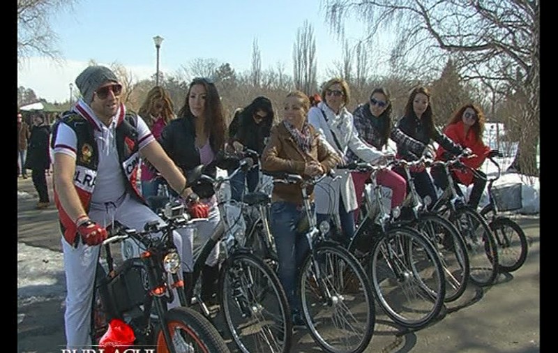Bote le-a scos pe pretendentele Burlacului în parc cu bicicleta
