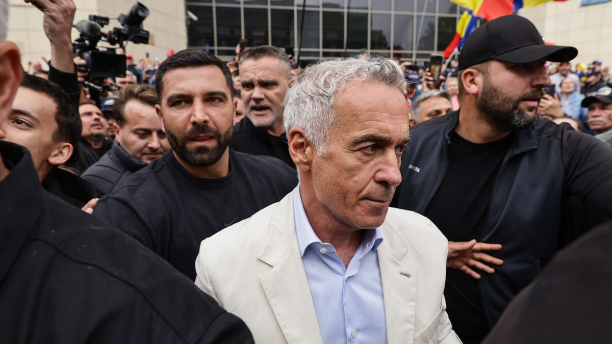 Calin Georgescu in fata sustinatorilor sai, dupa ce a primit control judiciar in loc de arest preventiv. Foto: Vlad Chirea / Libertatea