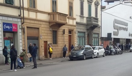 Localnicii așteaptă cu orele în fața magazinelor pentru a putea intra la cumpărături