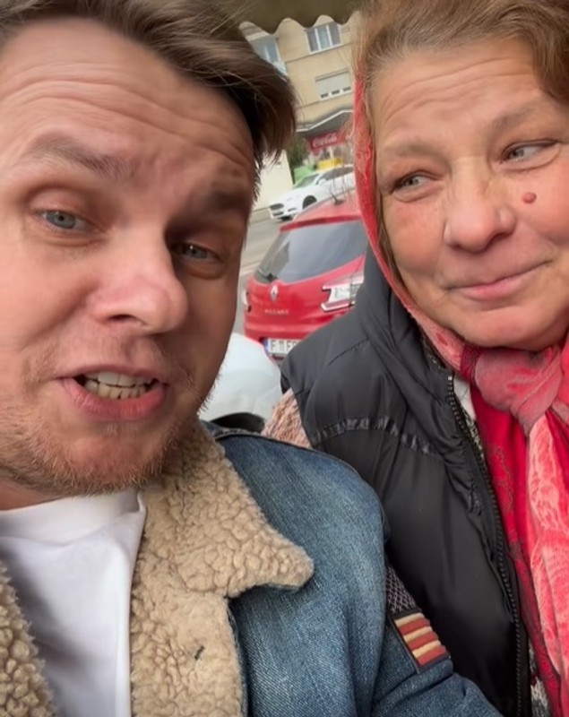 Soacra lui Codin Maticiuc vinde flori în București. Cu basma pe cap și zâmbetul pe buze, doamna Paula s-a bucurat că ginerele a vizitat-o la muncă