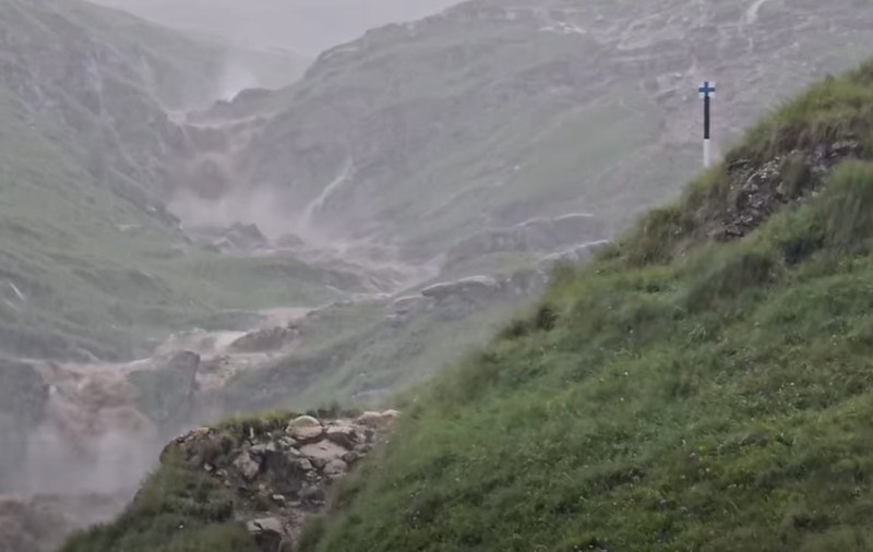 Imagini de pe Platoul Bucegilor, unde s-a format viitura care a măturat stațiunea Bușteni, duminică