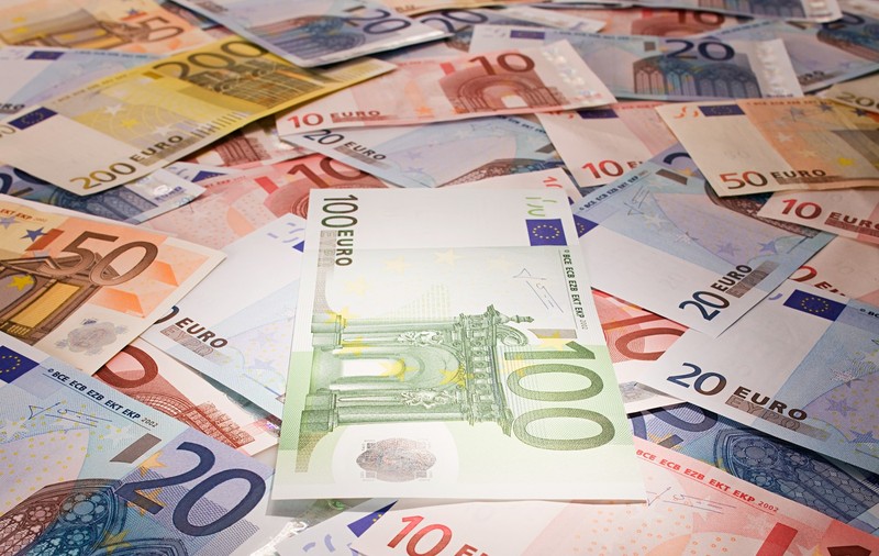 O milionară germană are de plătit 240.000 de euro pentru că i-a trimis un SMS unui polițist: „Te pot ajuta cu orice”