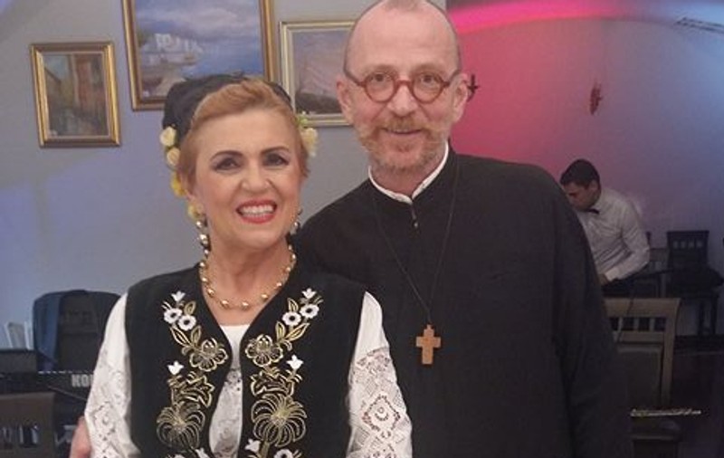 EXCLUSIV/ Diaconul Ovidiu Cuncea, ”dezlegare” pentru artă. Se leapădă de sutană ca să prezinte Festivalul Dracula!