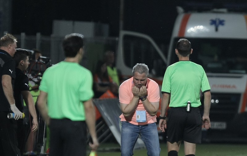Agențiile nu comentează faptul că oficialii pariază în draci pe meciuri din Liga 1. Șumudică a fost prins în ofsaid cu casa soției!