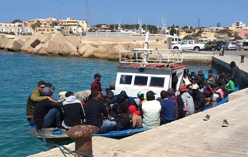 Migranți salvați în largul coastelor insulei Lampedusa, din Marea Mediterană
