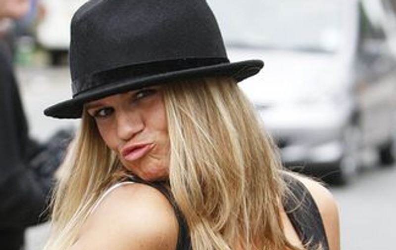 Kerry Katona, cu votca în mână lângă proprii copii