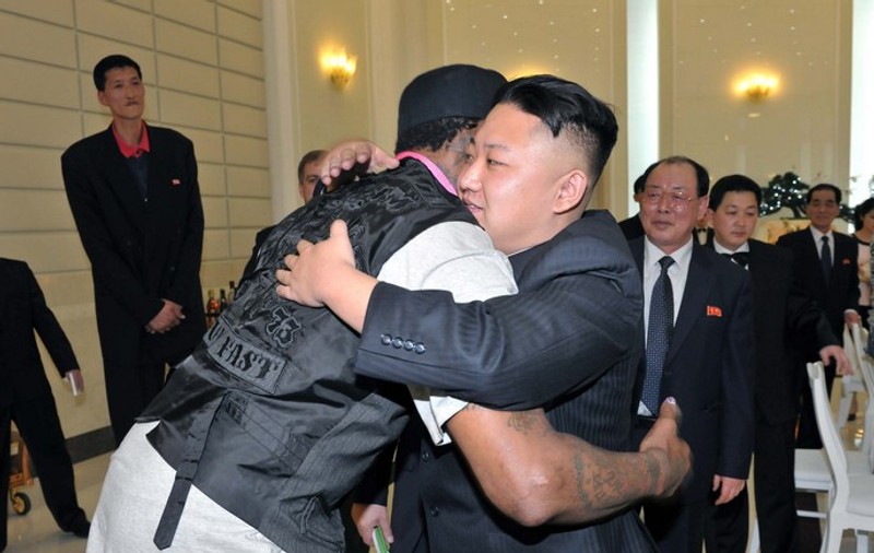 Am trăit să o vedem şi pe asta: Kim Jong-un, îmbrăţişat de un american celebru, Dennis Rodman | FOTO