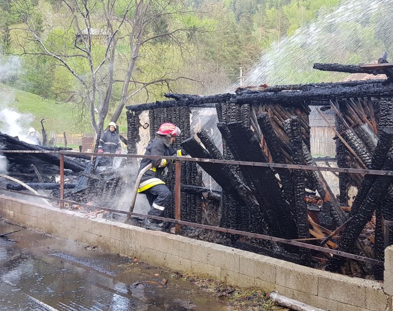FOTO/Incendiu puternic în Bacău, patru case și două adăposturi de animale fiind cuprinse de flăcări. Focul, pus intenționat