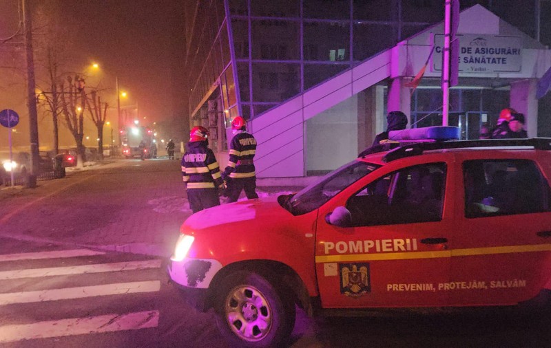 FOTO Incendiu la Casa de Asigurări de Sănătate Vaslui. Serverele instituției au luat foc