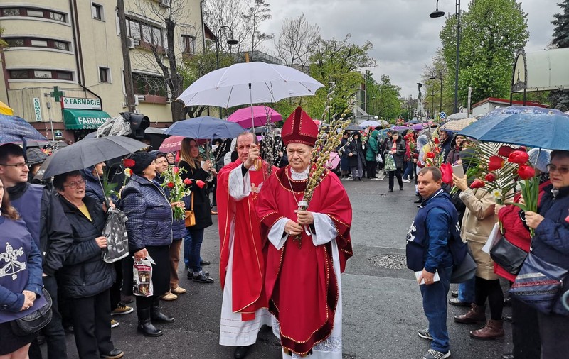FOTO & VIDEO / Catolicii sărbătoresc azi Floriile. Procesiunea de pe străzile Capitalei s-a desfășurat pe ploaie