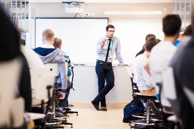 Tot mai mulți tineri au devenit atrași să devină profesori