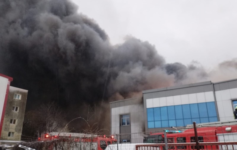 Incendiu puternic la un depozit din Voluntari. Zeci de persoane, evacuate dintr-un bloc din apropiere. A fost emis un mesaj RO-Alert
