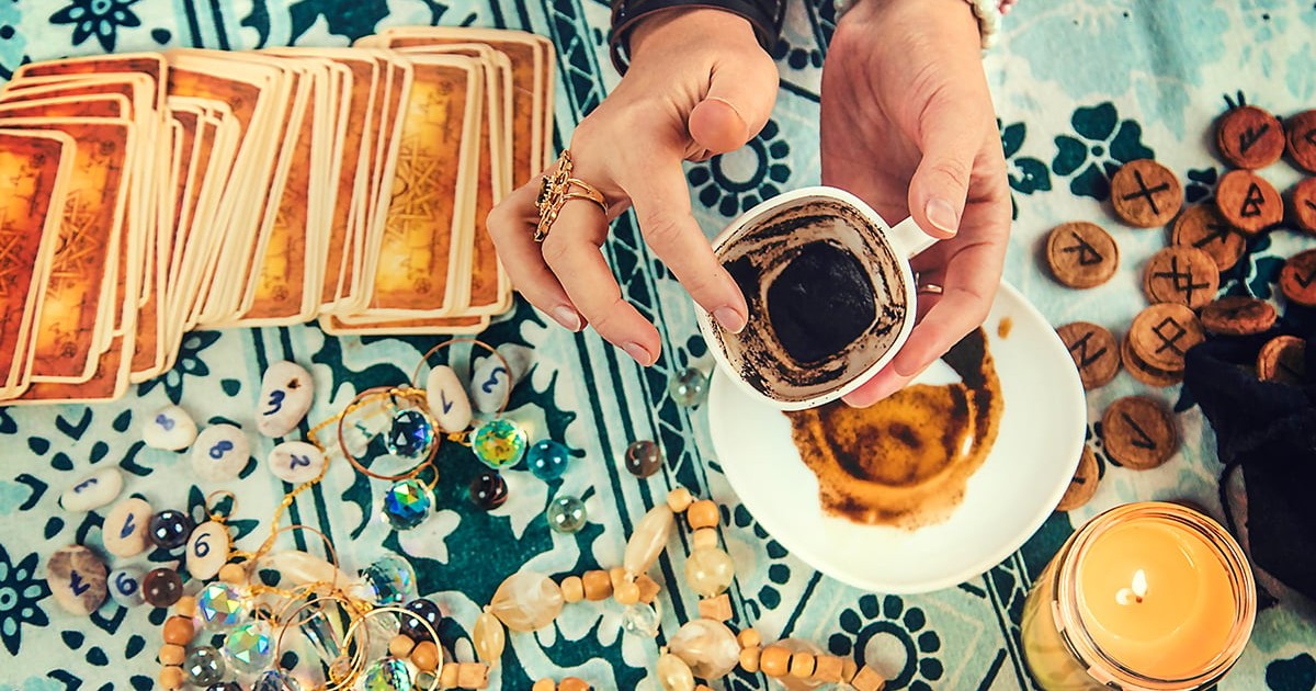 O ghicitoare citește viitorul pe zaț de cafea