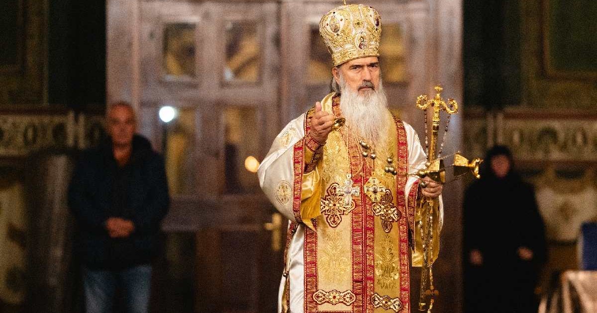 Înaltpreasfințitul Părinte Teodosie, Arhiepiscopul Tomisului, în timpul slujbei