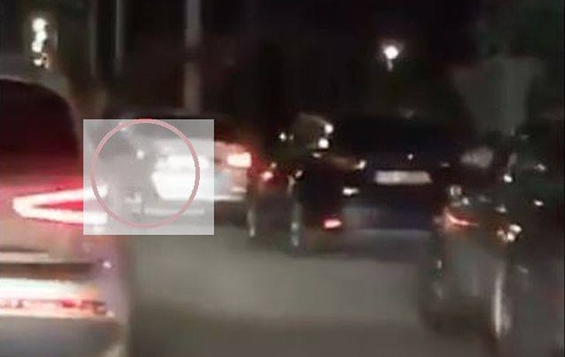 VIDEO / Un tânăr din Timiș a creat panică printre oamenii care se plimbau. A scos pe geamul mașinii o pușcă de airsoft și a mimat că-i împușcă