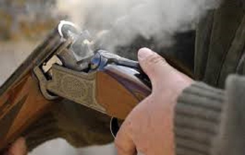 Polițist din Covasna acuzat că a tras cu arma de vânătoare înspre un bărbat, cercetat pentru tentativă de omor