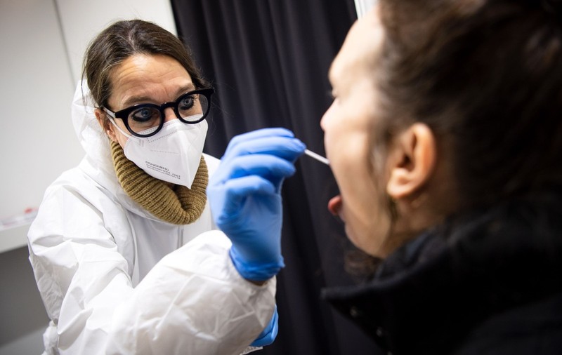 Studiu: Pacienţii reinfectaţi cu coronavirus au un risc de deces de peste două ori mai mare decât cei infectaţi doar o dată