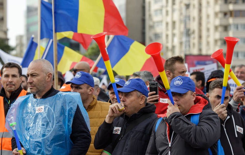 Protest în fața Guvernului. Peste 2.000 de oameni la „marșul anti-sărăcire”. VIDEO