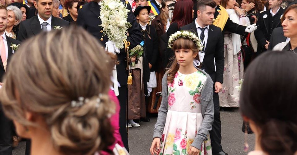 Corespondență din Sinaia. detaliul care le-a scăpat domnișoarelor de onoare de la nunta principelul Nicolae cu Alina Binder | FOTO