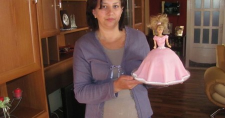 Un tort în formă de Barbie, făcut de Dana | Foto: Adevărul.ro