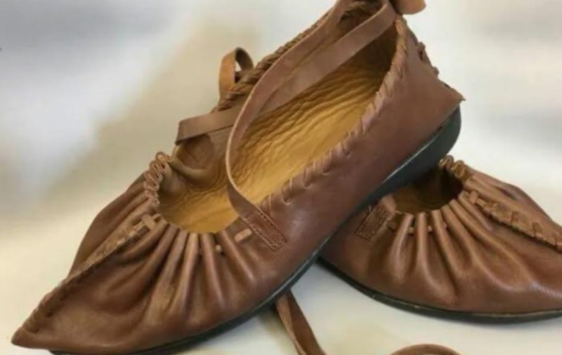 Pantofi Prada, care seamănă cu opincile tradiționale românești, vânduți de brandul de lux cu 1.150 de euro: „Și pintenul din spate este similar”