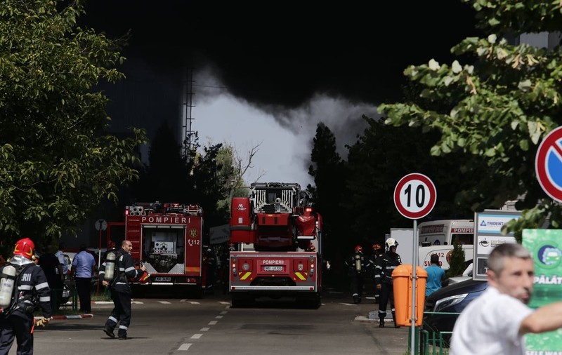 Incendiu puternic la o hală din zona Pipera din București. Prefectul Capitalei: „Focul va putea fi stins abia sâmbătă”