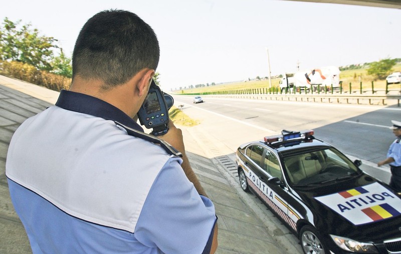 EXCLUSIV | «Zboară» pe şosele cu peste 200 km/h! Zeci de şoferi sunt prinşi cu viteze la care avioanele de călători decolează!