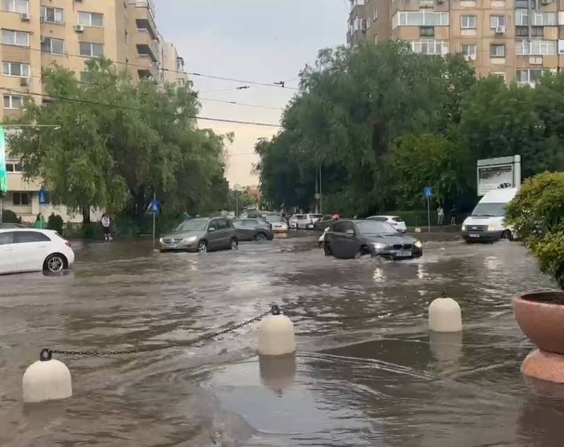 Furtuna din București a lăsat prăpăd în urmă: mașini distruse, străzi inundate, copaci prăbușiți