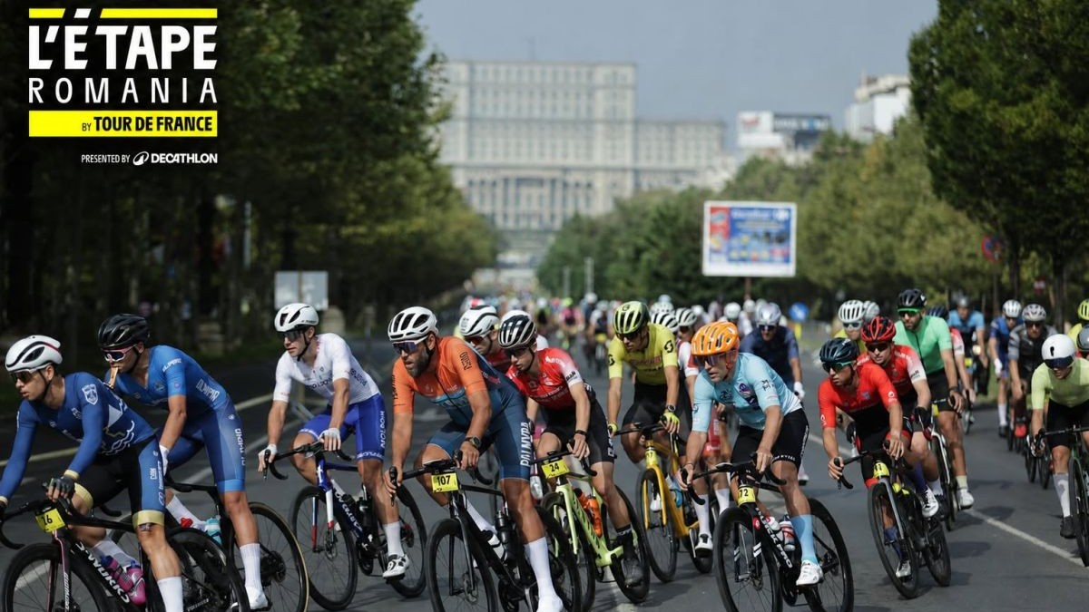Un grup de cicliști în timpul cursei L’Étape Romania by Tour de France din București, pe 30 august 2026