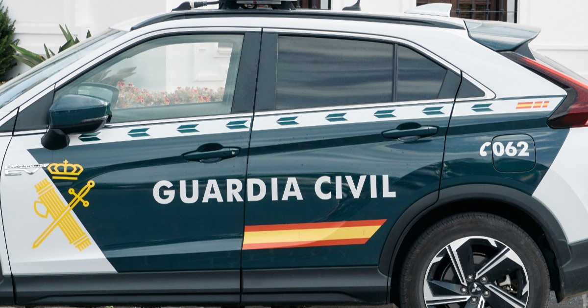 O mașină parcată care aparține Gărzii Civile