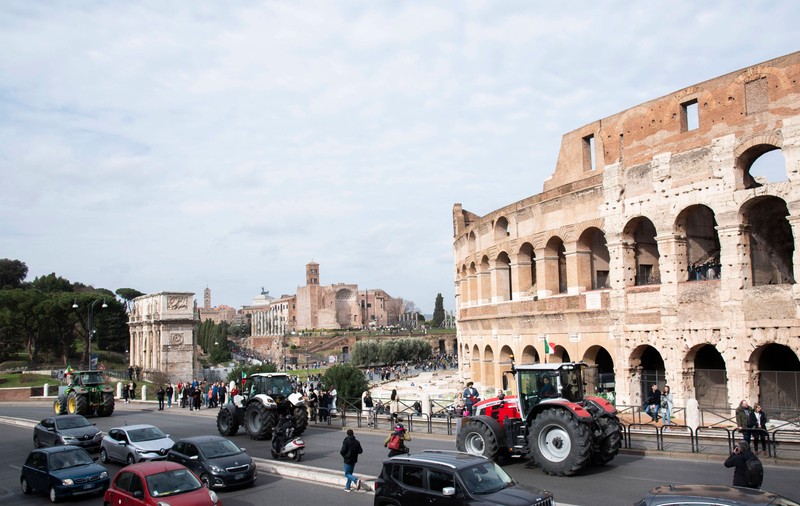 Protestele fermierilor au ajuns la Roma. Agricultorii italieni au defilat cu tractoarele în jurul Colosseumului | VIDEO