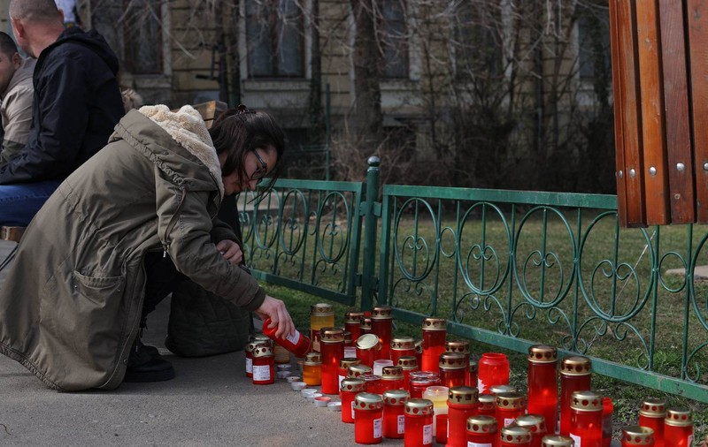 Lumânări pentru Mihai Șora „la girafă”, în fața Muzeului Antipa din București. „Pentru noi rămâneți nemuritor”