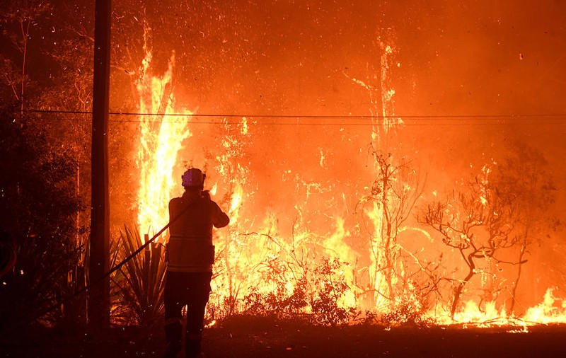 Australia e în flăcări. Incendiile sunt prea mari pentru a mai fi stinse, orașele se sufocă în fum