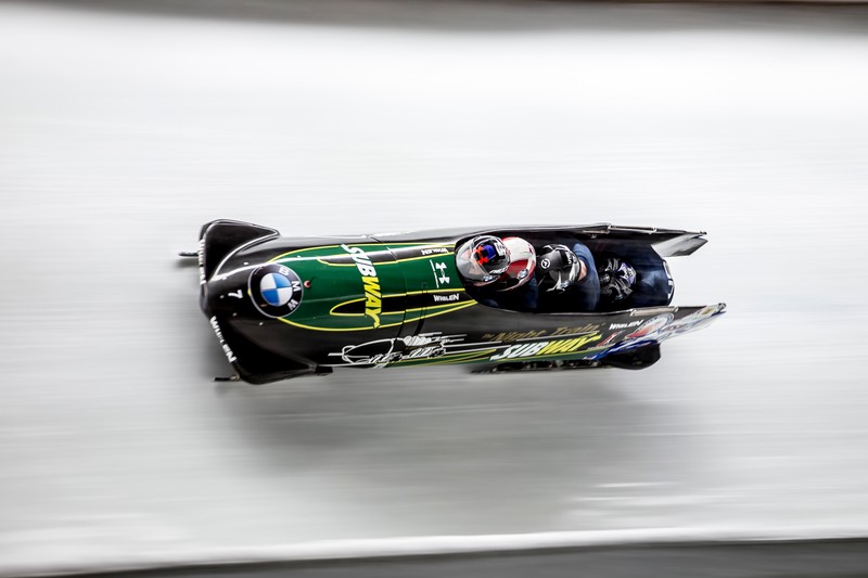 epa05172701 US pilot Steven Holcomb (front) and his pushers Frank Delduca, Carlo Valdes, and Samuel McGuffie in action during the Four-man competition of the Bobsleigh World Championships in Igls, Austria, 20 February 2016. EPA/JAN HETFLEISCH