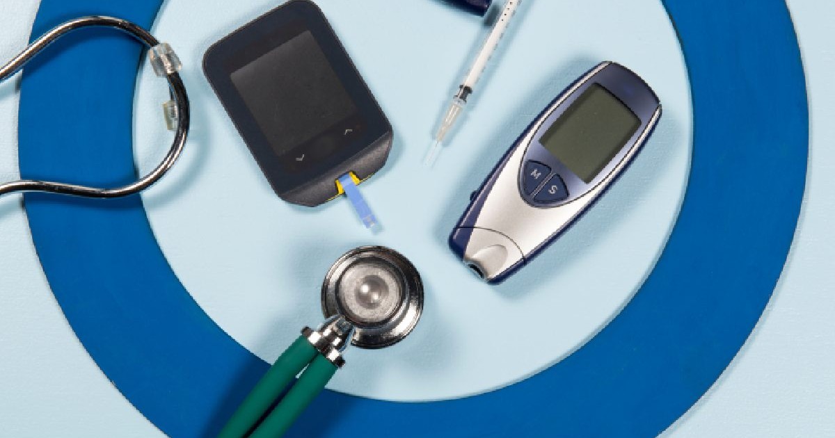 Pe o farfurie albastră sunt puse mai multe obiecteȘ pen, stetoscop, glucometru, injectie de insulina. Diabet pompe de insulina