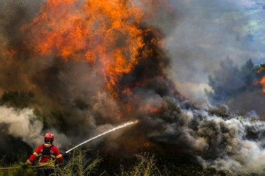 Un pompier luptă cu flăcările din jurul satului Ancede în timpul unui incendiu din zona Baiao, în nordul Portugaliei. Foto: EPA