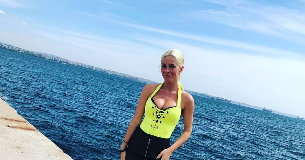 Hannelore, fosta concurentă de la Insula Iubirii, se distrează în Grecia. Cine i-a dat like imediat după ce s-a pozat în costum de baie