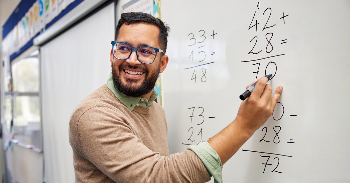 profesor de matematică la tablă rezovând un exercițiu