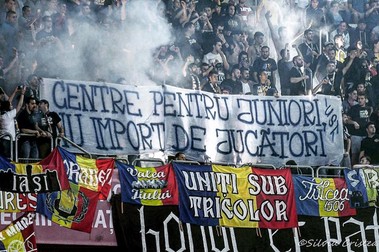 Fanii din USL au militat pentru promovarea fotbaliștilor români și au contestat inițiativa FRF de a naturaliza jucători străini