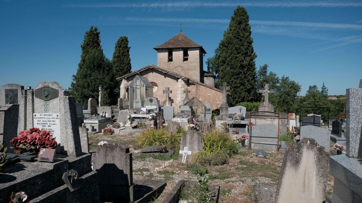 În Franța, tot mai mulți oameni renunță la pietrele funerare tradiționale din granit pentru înmormântările ecologice. Imagine cu caracter ilustrativ. Foto: Hepta