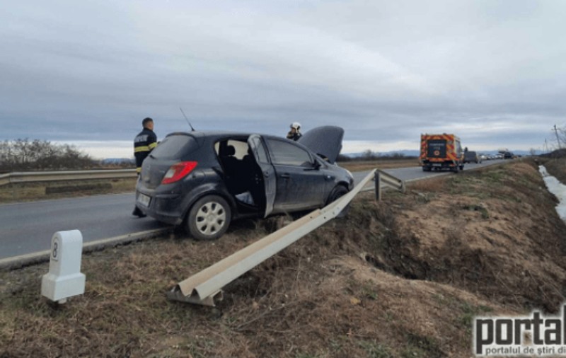 O șoferiță a fost rănită după ce a sărit din mașina aflată în mers care a luat foc pe un drum din Satu Mare