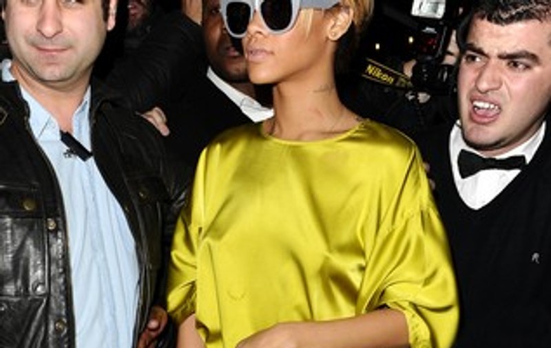 La soare se poate uita, dar la rochia ei, ba! Așa că Rihanna și-a luat măsuri de protecție! FOTO