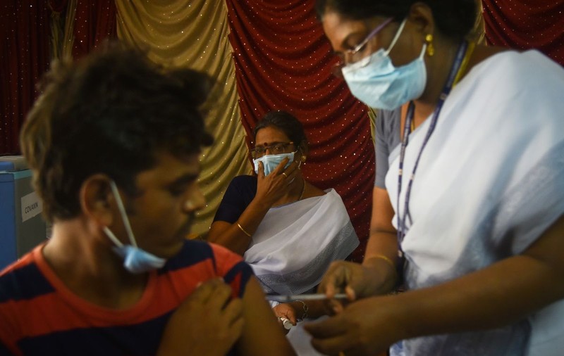 India este în alertă din cauza valului COVID din China. Populația, avertizată în privința riscului de apariție a unor noi variante