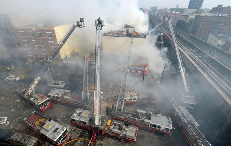Panică în New York! O clădire s-a prăbuşit în urma unei explozii | FOTO