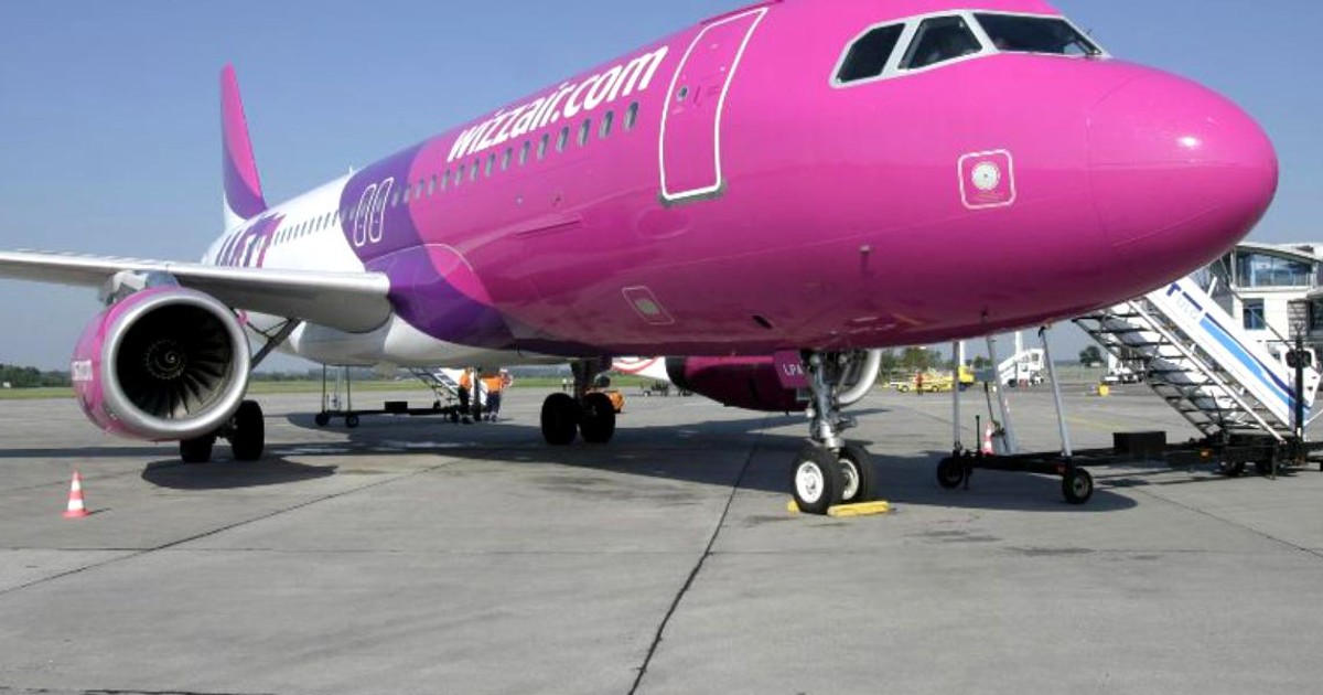 Wizz Air va opera patru noi curse spre Europa. Aeronavă Wizz Air, pe pista unui aeroport
