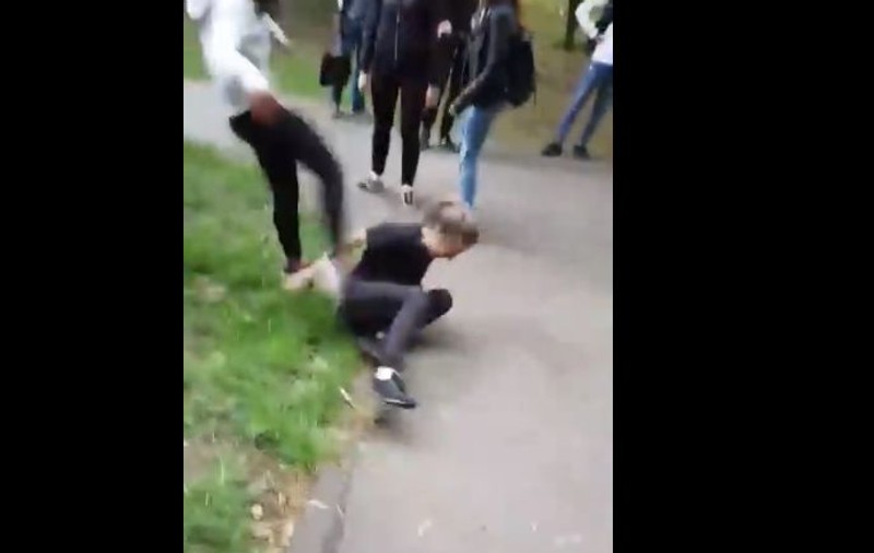 Elevă lovită cu pumnii și picioarele de o alta, într-un parc din Timișoara. Totul s-a petrecut sub privirile colegilor