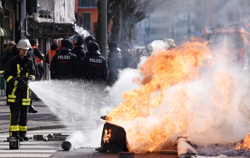 350 de persoane arestate, în urma protestelor de la Frankfurt
